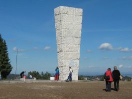 Spomenik-obelisk streljanim ranjenicima na Zlatiboru