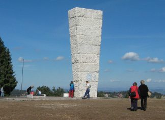 Spomenik-obelisk streljanim ranjenicima na Zlatiboru