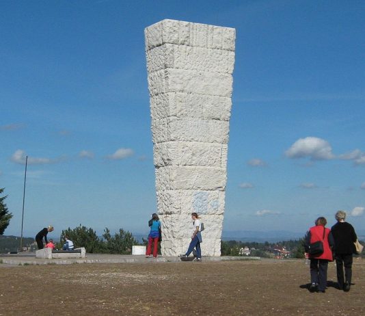 Spomenik-obelisk streljanim ranjenicima na Zlatiboru