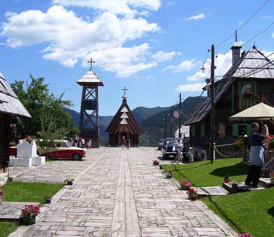 Drvengrad – Čarobno etno-selo na Mokroj Gori Drvengrad
