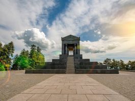 Spomenik Neznanom junaku na Avali Spomenik Neznanom junaku