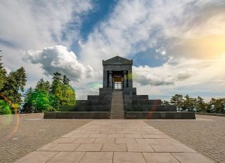 Spomenik Neznanom junaku na Avali Spomenik Neznanom junaku