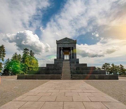 Spomenik Neznanom junaku na Avali Spomenik Neznanom junaku