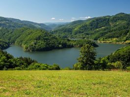 Jezero Barje u podnožju Kukavice, nadomak Leskovca Jezero Barje