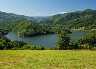 Jezero Barje u podnožju Kukavice, nadomak Leskovca Jezero Barje