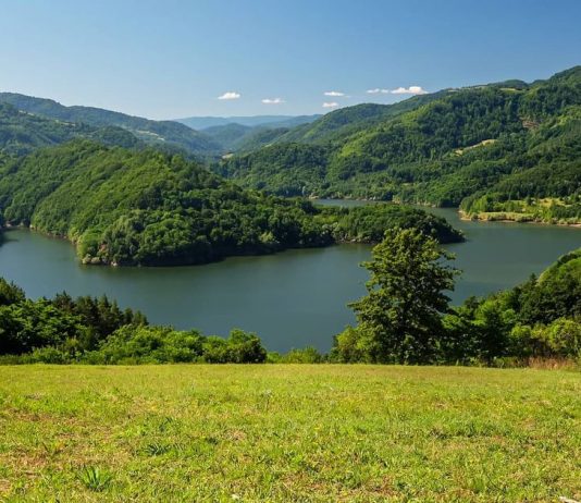 Jezero Barje u podnožju Kukavice, nadomak Leskovca Jezero Barje